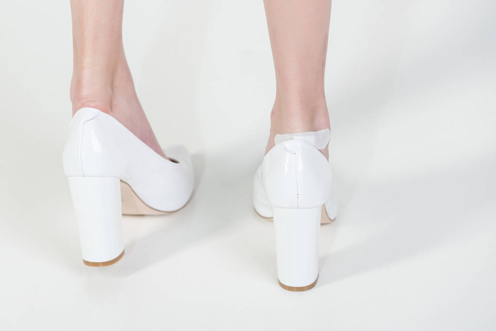 клеевая штукатурка на ноге с раной в модной обуви, девушка
 - Фото, изображение