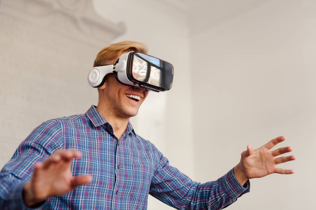 homem vestindo óculos de realidade virtual - Foto, Imagem