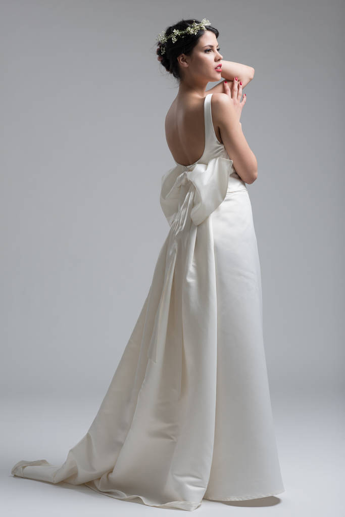 Красива молода жінка у весільній сукні
 - Фото, зображення