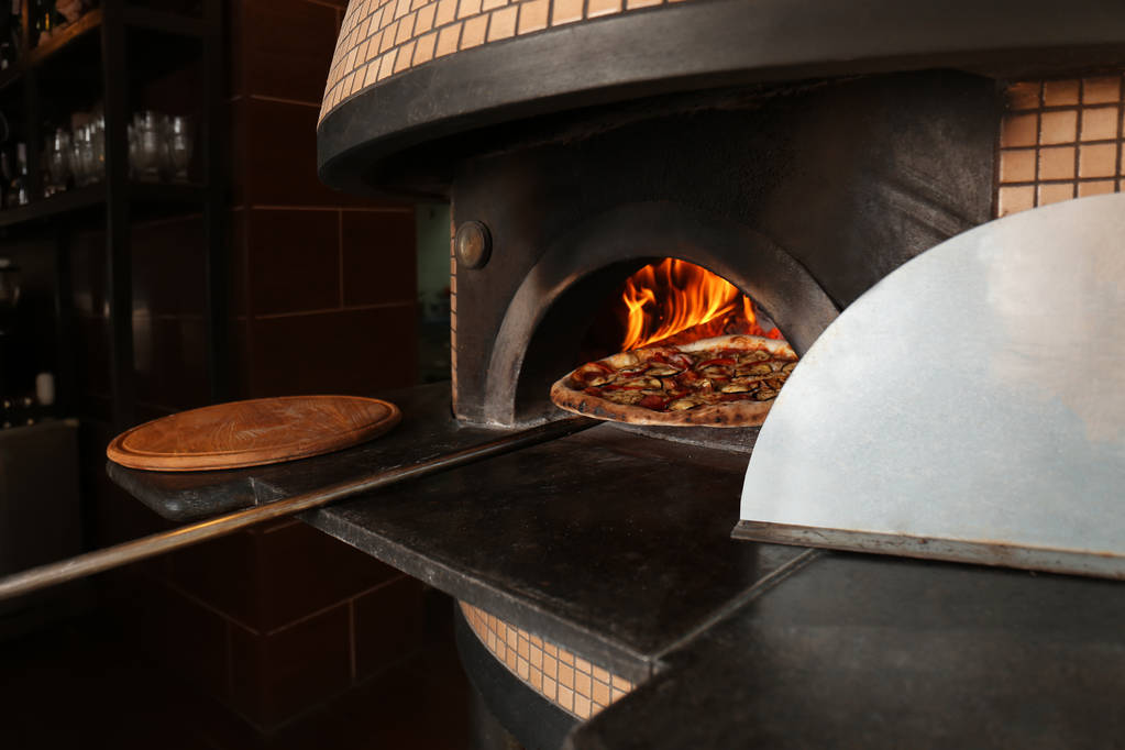 Pizza, vyndává z trouby - Fotografie, Obrázek