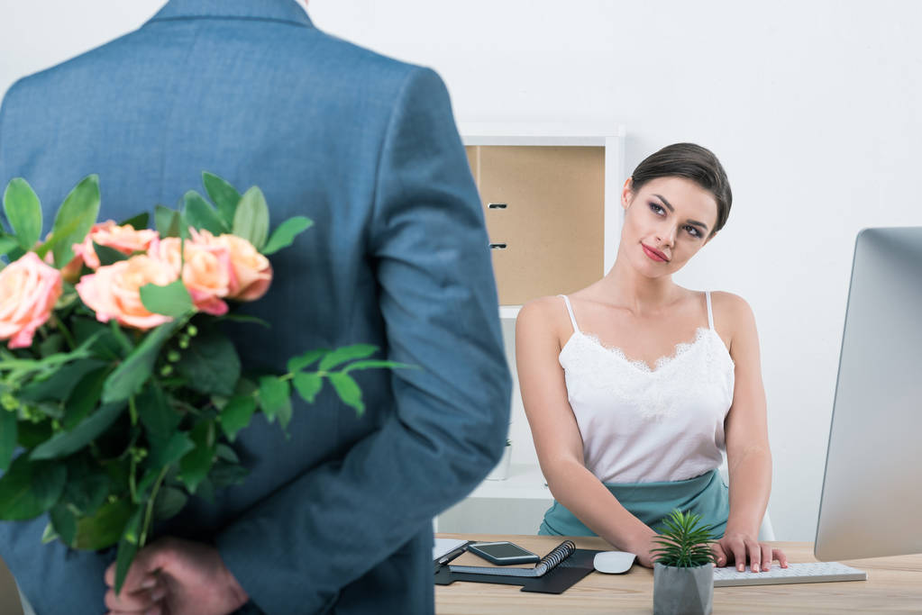 businessman holding roses for colleague - Photo, Image