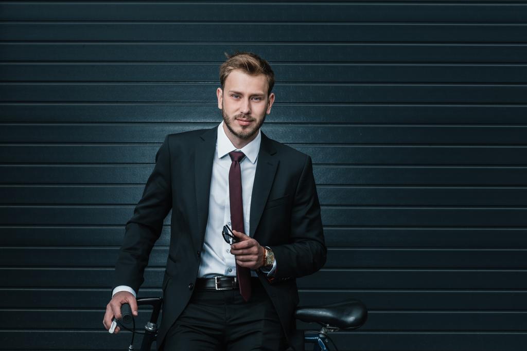 Elegante hombre de negocios con bicicleta
  - Foto, imagen