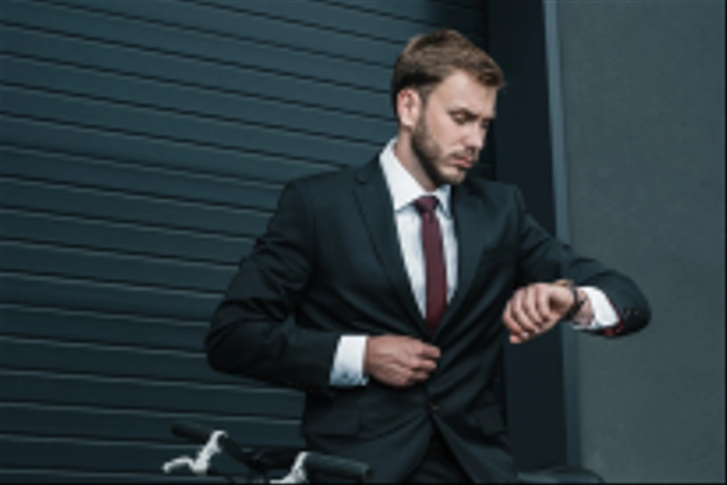 Stylowe biznesmen z rowerem  - Zdjęcie, obraz