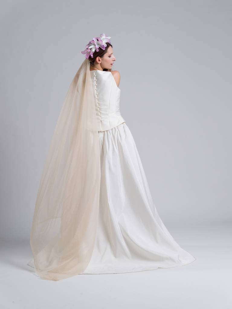 Οπίσθια όψη του μια όμορφη νεαρή γυναίκα σε ένα γαμήλιο φόρεμα - Φωτογραφία, εικόνα