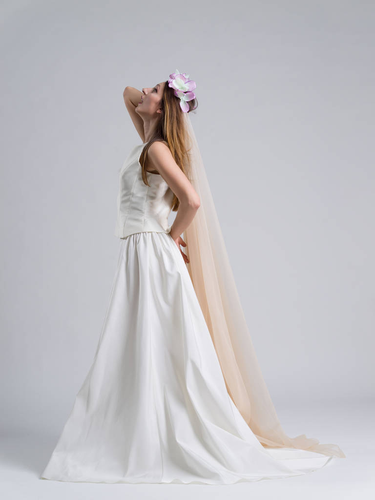 ベール ウェディング ドレスの若い花嫁 - 写真・画像