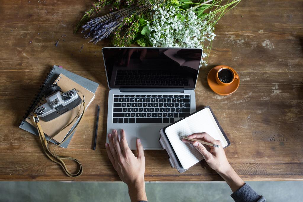 pessoa usando laptop e tablet gráfico no espaço de trabalho com notebooks e câmera vintage
 - Foto, Imagem