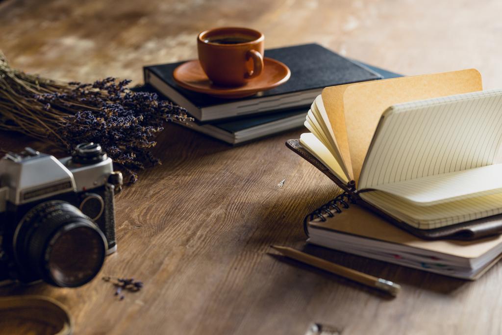 vintage φωτογραφία κάμερα, και ημερολόγια και το Κύπελλο του καφέ στην ξύλινη επιτραπέζια - Φωτογραφία, εικόνα
