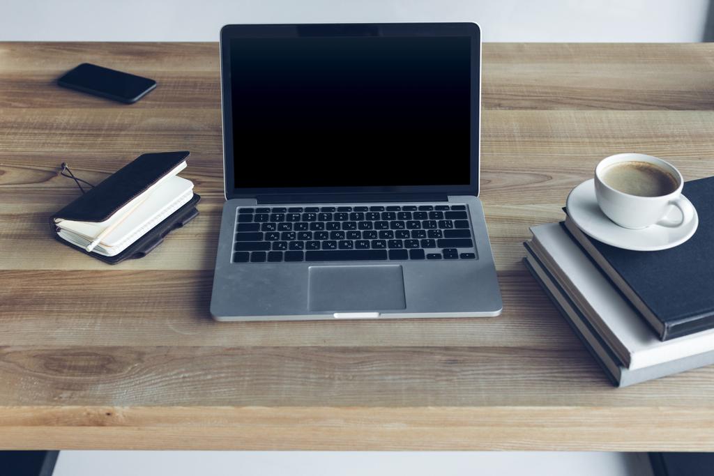 Nyitott laptop-val üres képernyő és csésze kávé munkahelyen kiadványról   - Fotó, kép