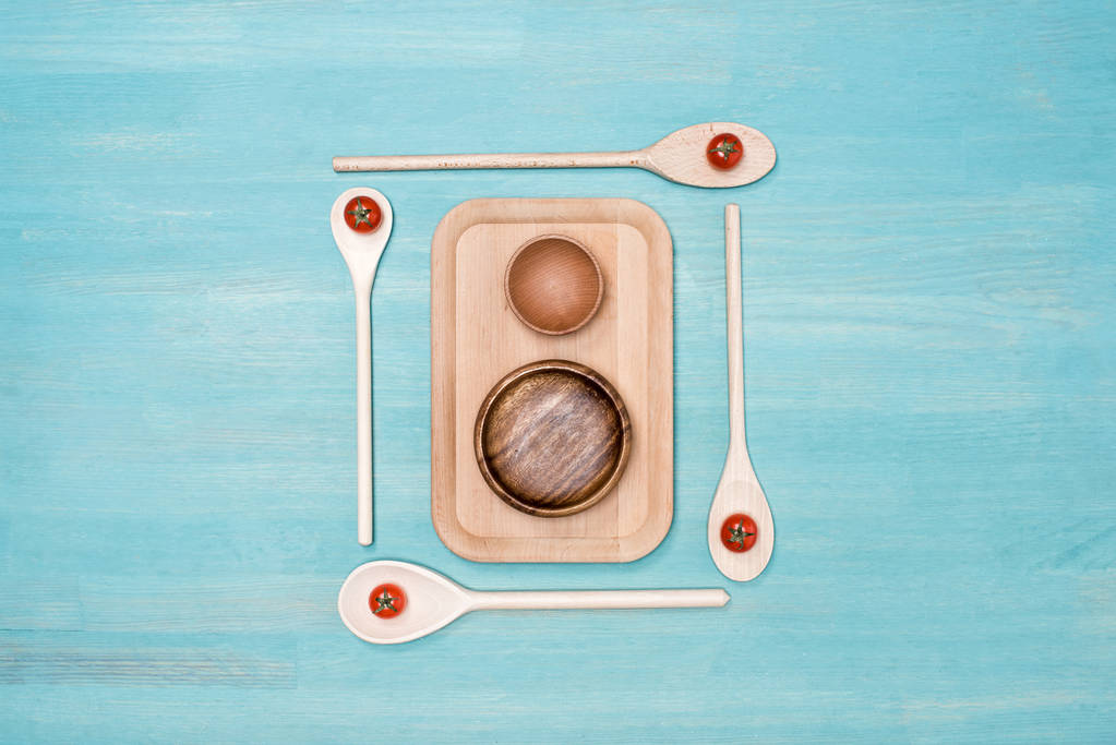 Ahşap kesme tahtası mutfak gereçleri ve kiraz domates ile Üstten Görünüm tablo - Fotoğraf, Görsel