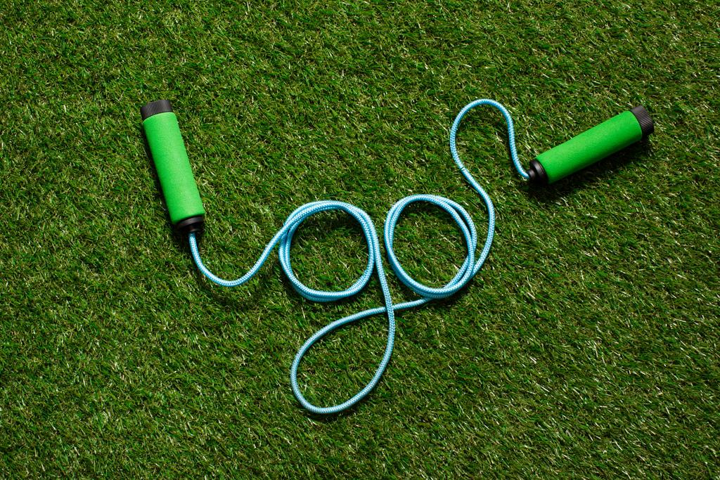 вид зверху на пропускаючу мотузку на траві у вигляді слова йти
 - Фото, зображення