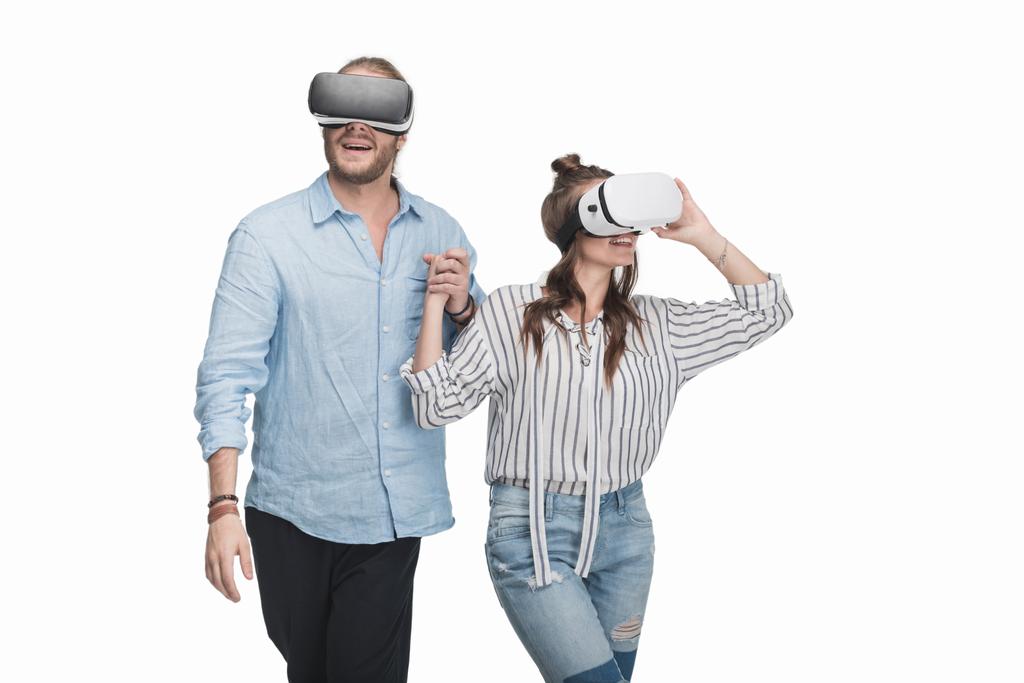 Coppia in cuffie realtà virtuale
  - Foto, immagini