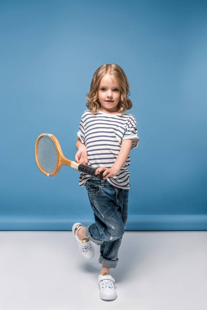 маленька дівчинка з тенісним обладнанням
 - Фото, зображення
