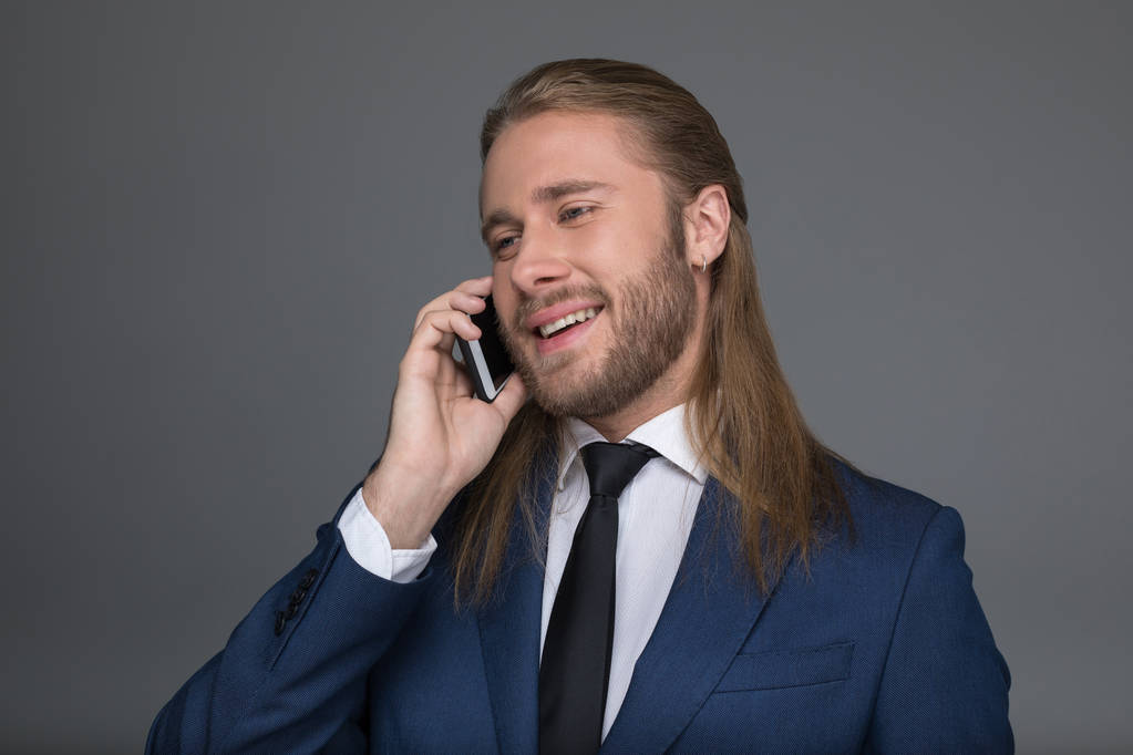 souriant caucasien homme d'affaires parler sur smartphone
 - Photo, image