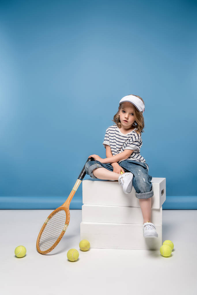 μικρό κορίτσι με τον εξοπλισμό τένις - Φωτογραφία, εικόνα