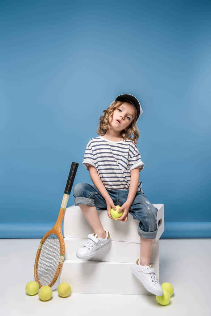 Tenis malzemeleri ile küçük kız - Fotoğraf, Görsel