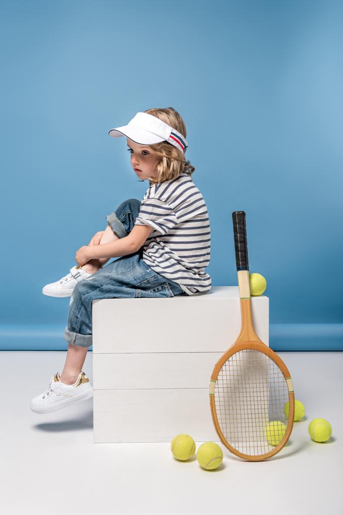 niña con equipo de tenis
 - Foto, imagen