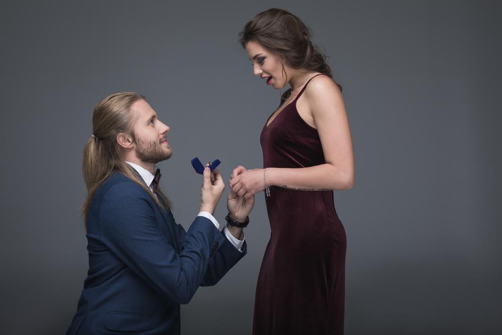 Άντρας που κάνει πρόταση γάμου στην κοπέλα του - Φωτογραφία, εικόνα