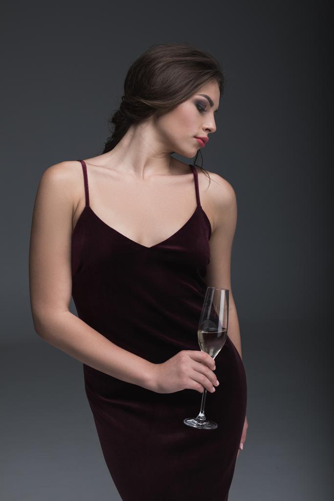 fiatal hölgy gazdaság pohár pezsgő - Fotó, kép