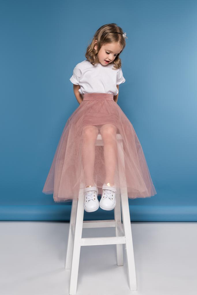 Kis lány rózsaszín szoknya  - Fotó, kép