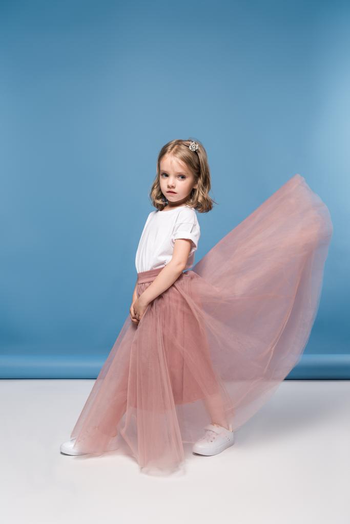 Κοριτσάκι σε Ροζέ φούστα  - Φωτογραφία, εικόνα