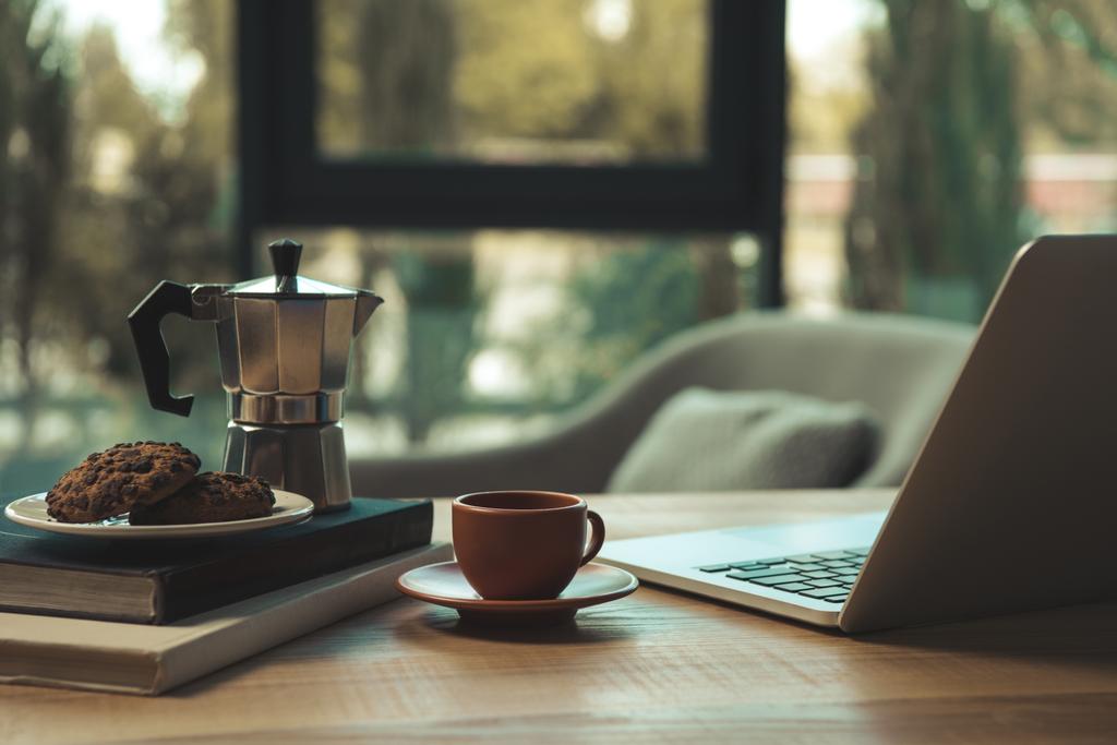 Чашка кофе и ноутбук
  - Фото, изображение