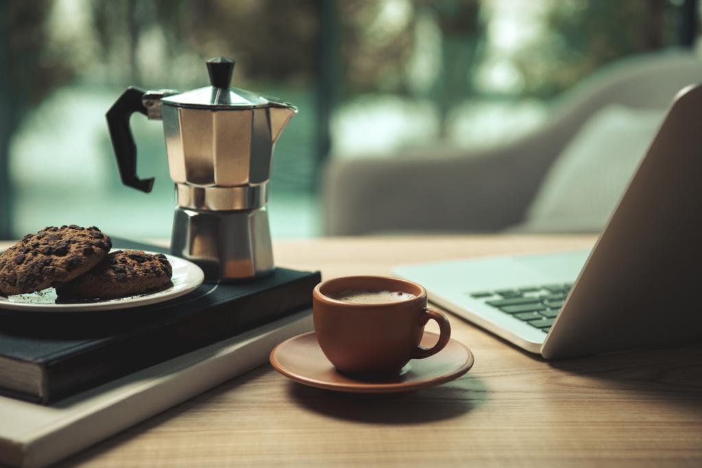 csésze kávé és laptop - Fotó, kép