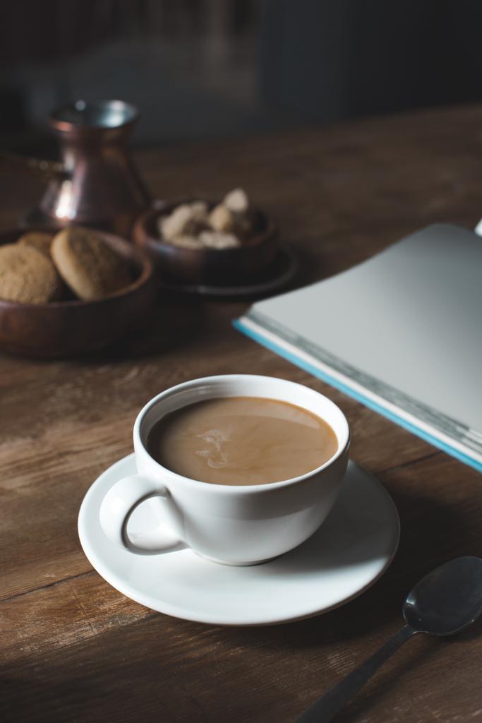Tasse à café avec livre vide sur la table
 - Photo, image