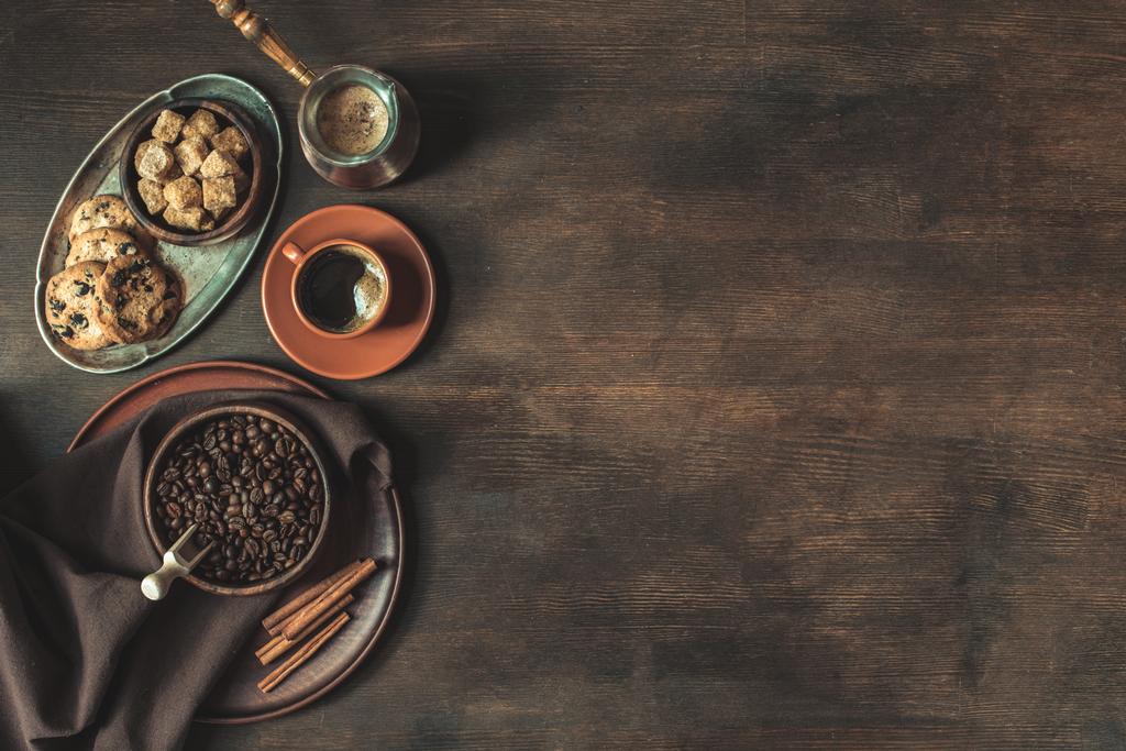 Kaffee mit Bohnen und braunem Zucker mit Keksen - Foto, Bild