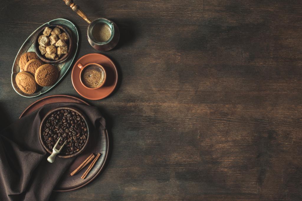 кофе с бобами и коричневый сахар с печеньем
 - Фото, изображение