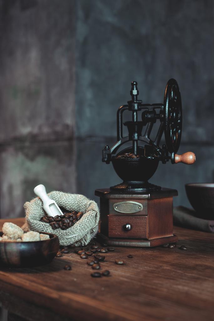 moedor de café vintage com grãos na mesa
 - Foto, Imagem