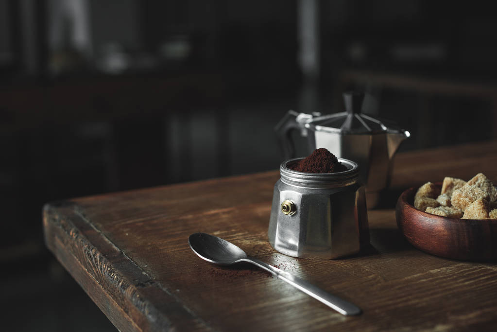 machine à expresso avec café sur table en bois
 - Photo, image
