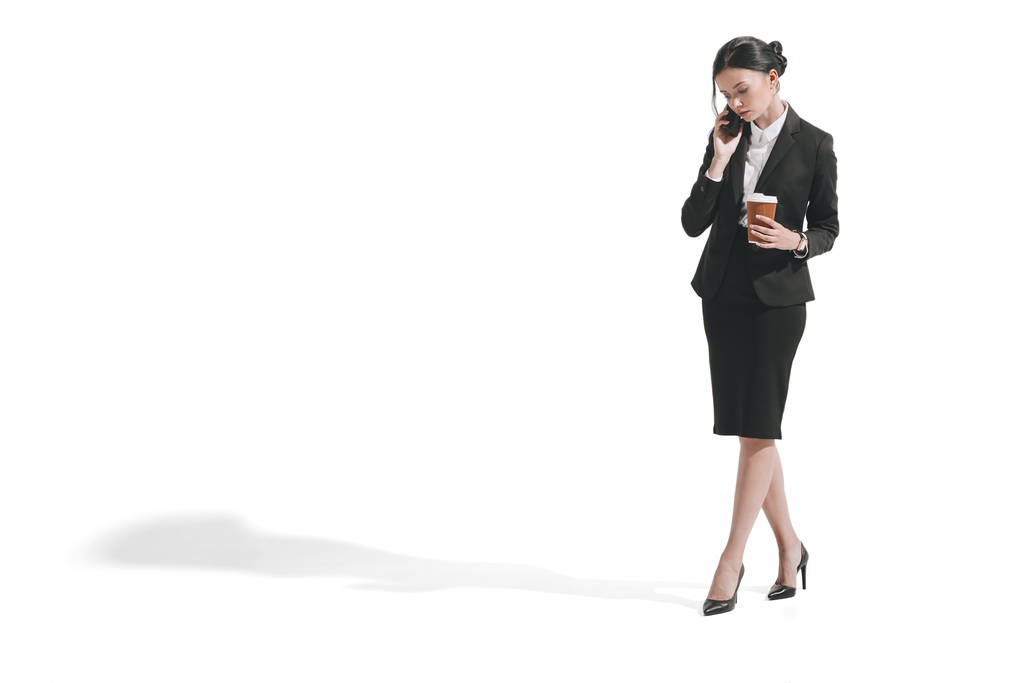 Mujer de negocios hablando en smartphone
  - Foto, imagen