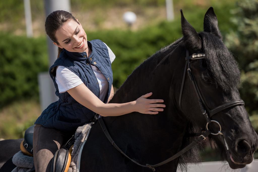 mladá žena s koněm  - Fotografie, Obrázek