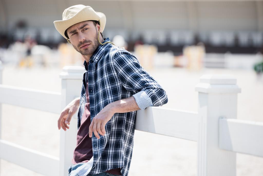 Bonito homem de chapéu de cowboy
  - Foto, Imagem
