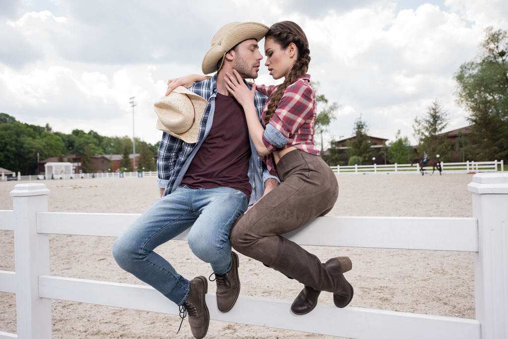 jeune couple passionné de style cow-boy
 - Photo, image
