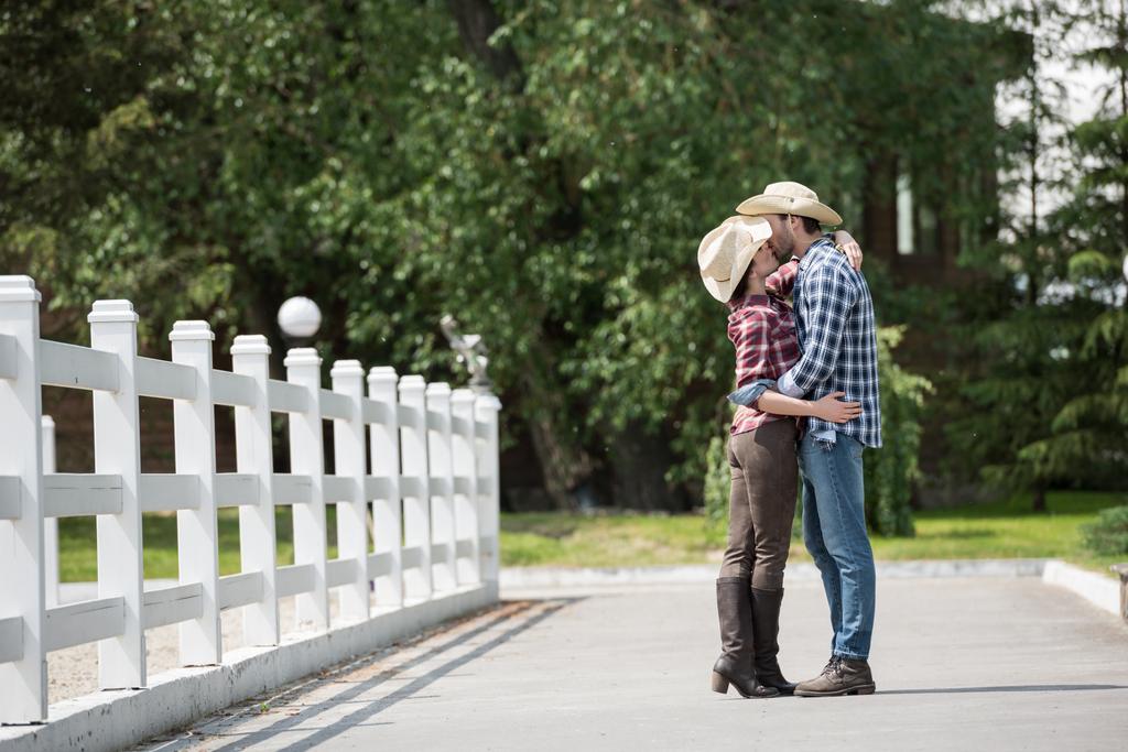 ковбойський стиль пара цілується в парку
 - Фото, зображення