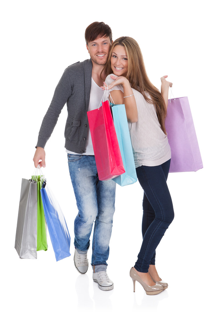 adam ve kız getiriyor alışveriş torbaları - Fotoğraf, Görsel