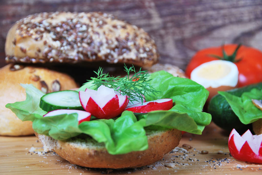 Sanduíche com legumes e endro
 - Foto, Imagem
