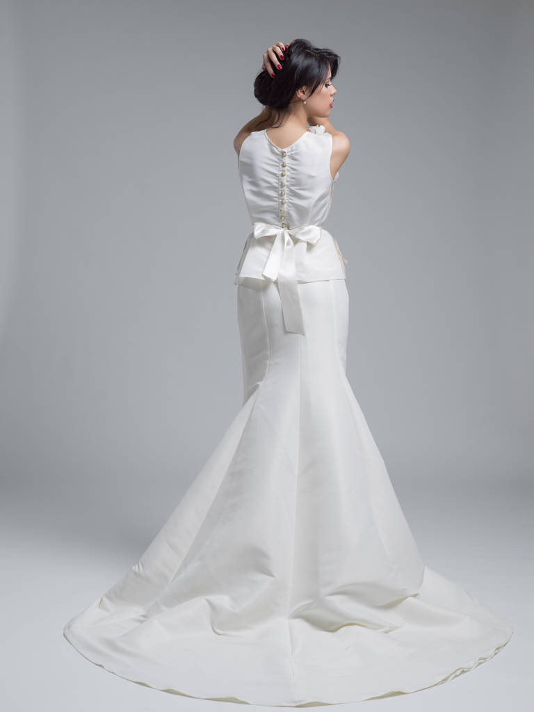 Vista trasera de una hermosa mujer joven en un vestido de novia
 - Foto, Imagen