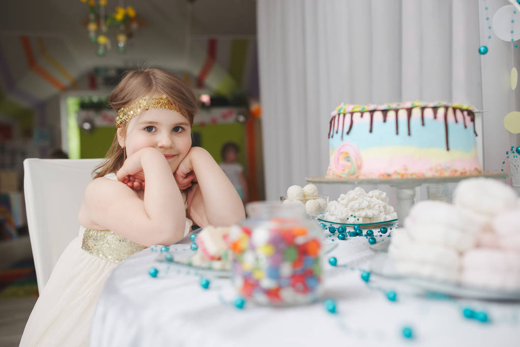 自宅の誕生日ケーキの少女 - 写真・画像