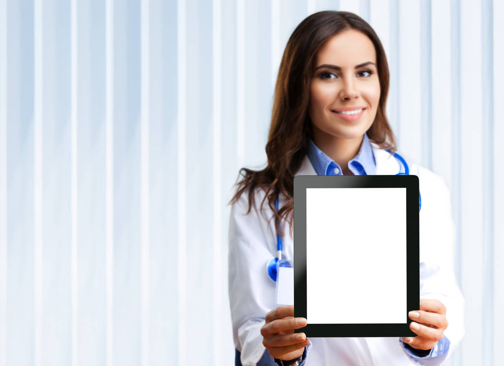 γιατρός που δείχνει κενό tablet pc για copyspace - Φωτογραφία, εικόνα