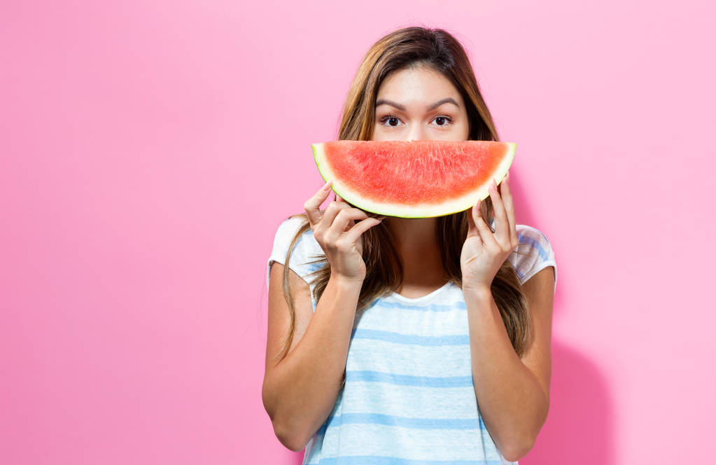 Gelukkige jonge vrouw met watermeloen - Foto, afbeelding