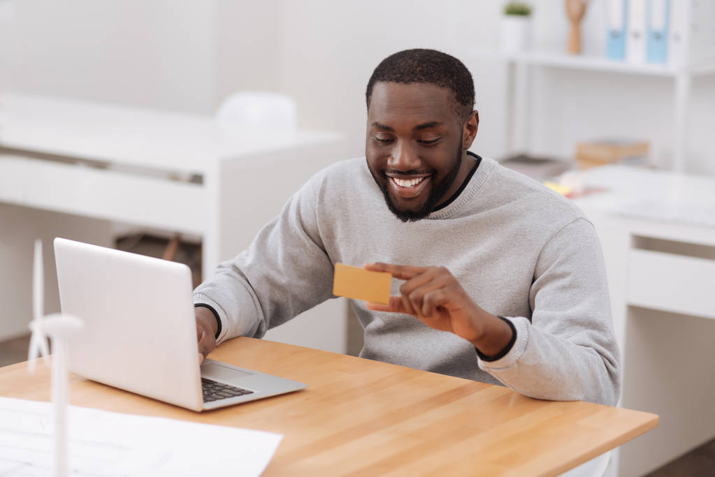 homme heureux positif tenant une carte de crédit
 - Photo, image