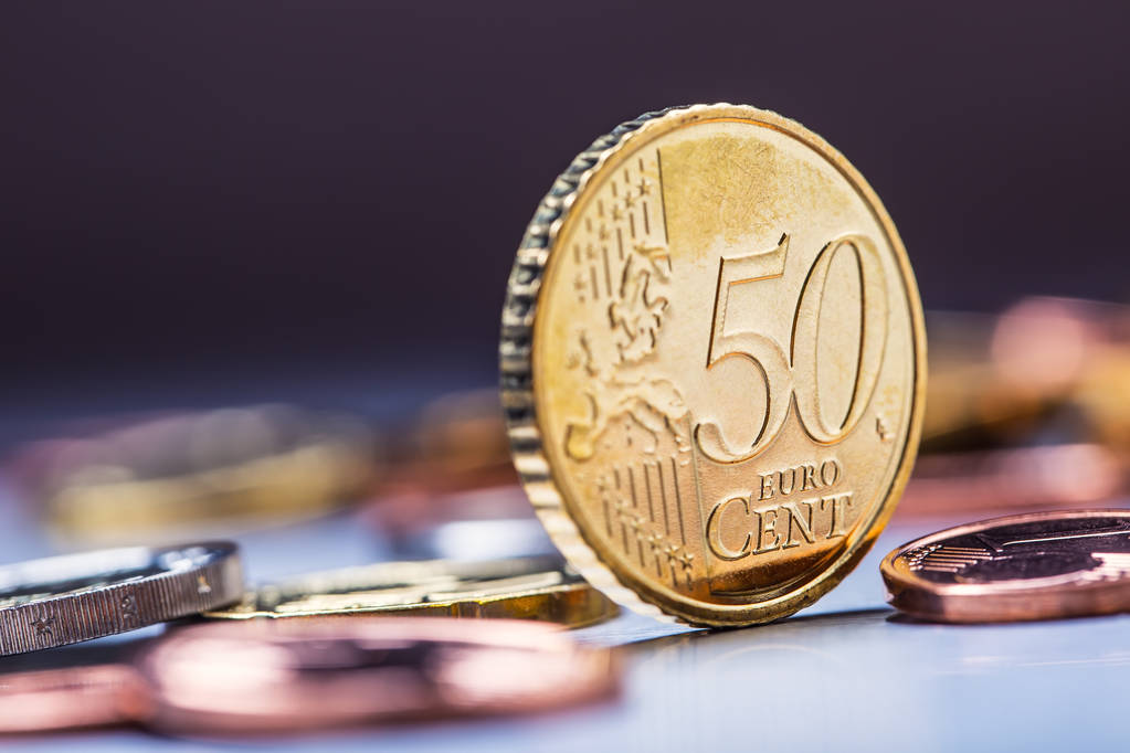 Padesát centů mince na hraně. Euro peníze. Měně euro. Euromince naskládané na sobě v různých polohách - Fotografie, Obrázek