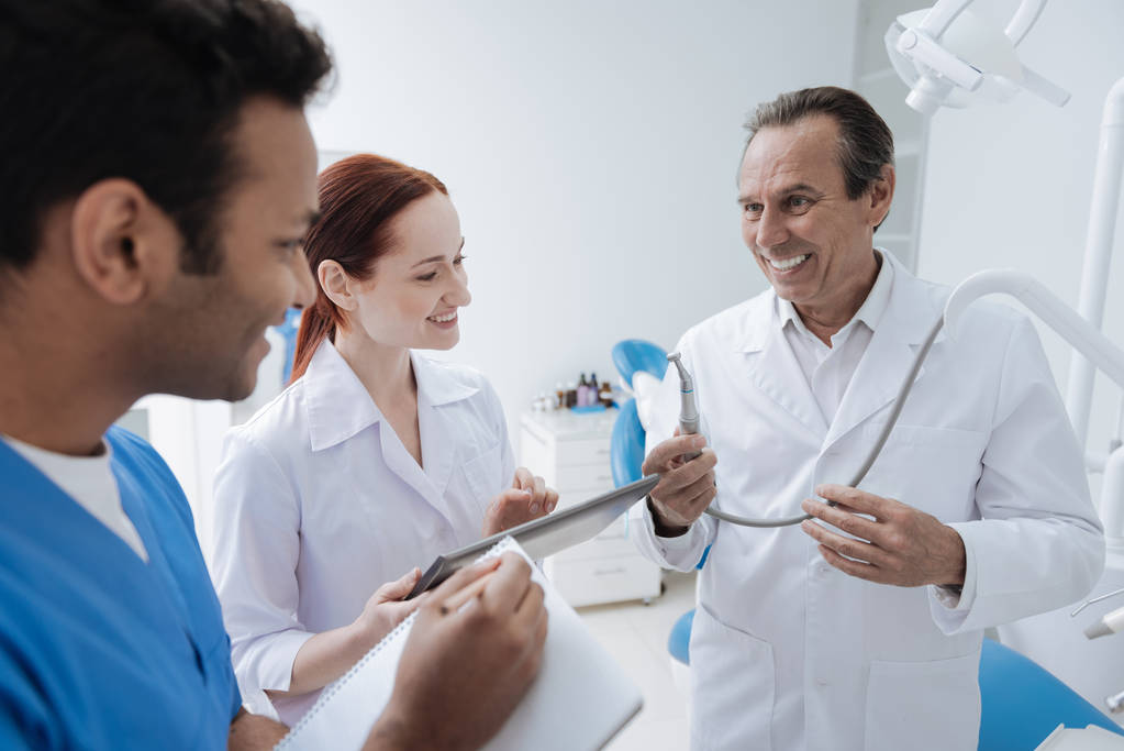 Zahnarzt freut sich über neue Praktikanten - Foto, Bild