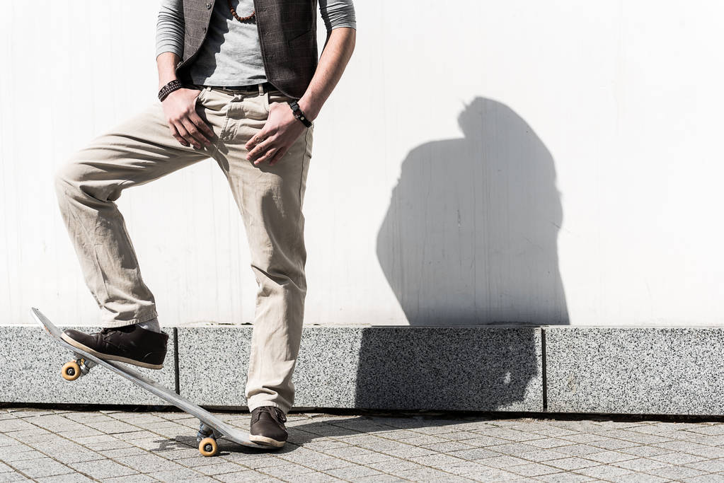 Energetic chico de moda está de pie al aire libre
 - Foto, imagen