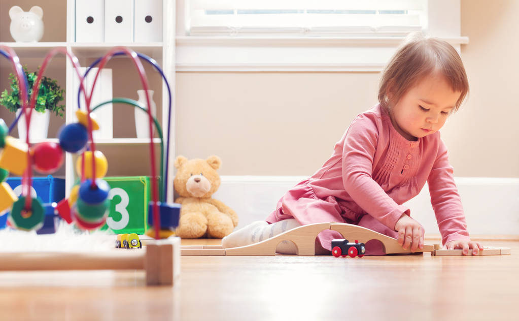 Щаслива дівчинка-малюк грає з іграшками
 - Фото, зображення