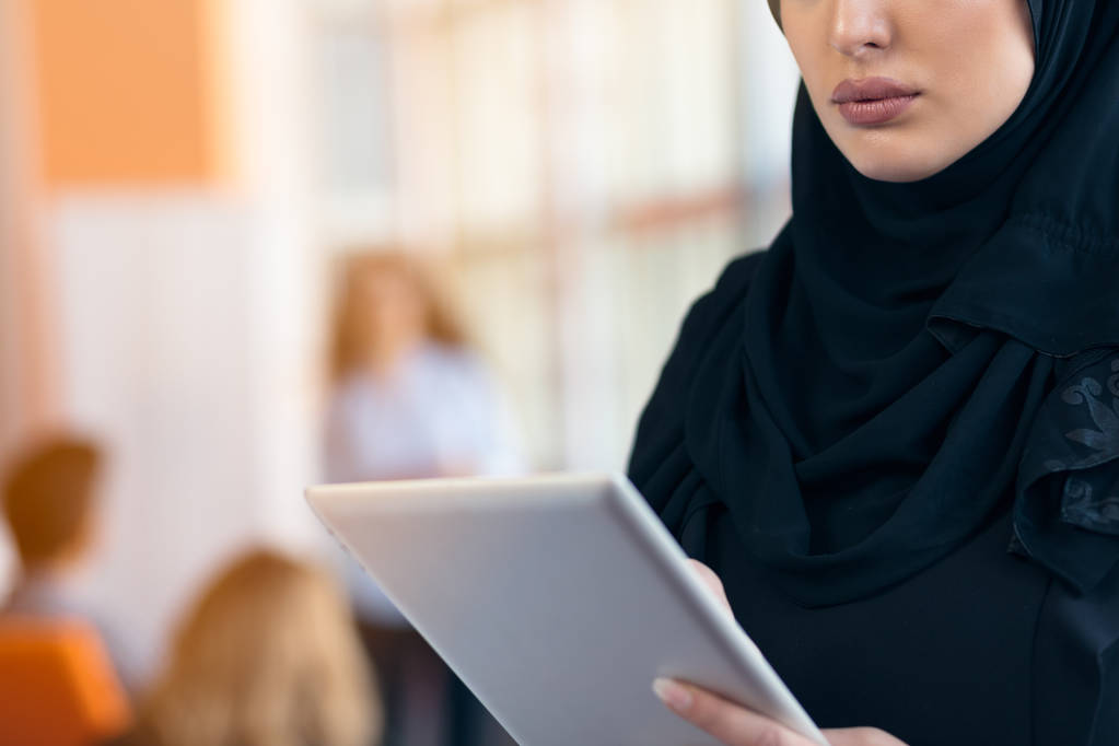 hermosa chica árabe con tableta de trabajo en la oficina de inicio
 - Foto, Imagen