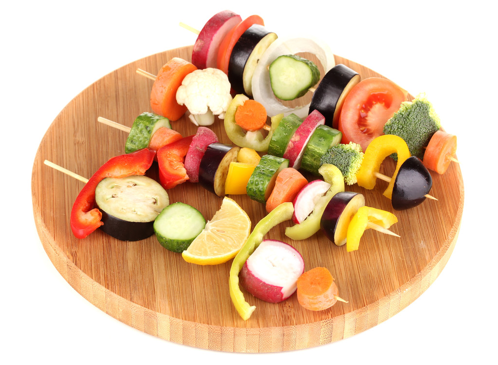 Нарізані овочі на дерев'яних піках ізольовані на білому
 - Фото, зображення