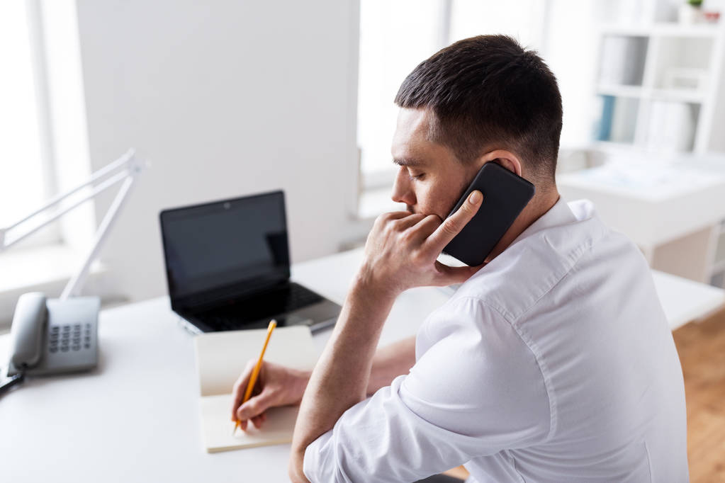 hombre de negocios llamando en teléfono inteligente en la oficina
 - Foto, Imagen